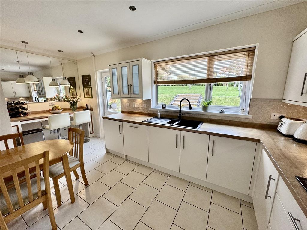 Property photo 3 of 31 Kitchen