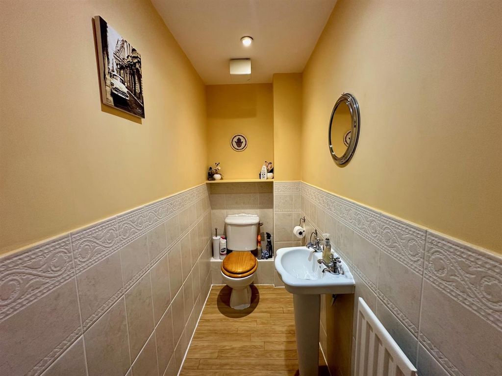 Property photo 3 of 22 Cloakroom