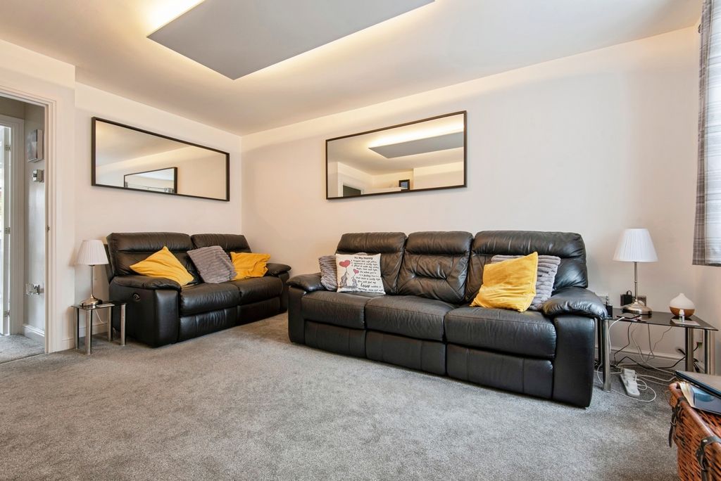 Property photo 3 of 24 Lounge