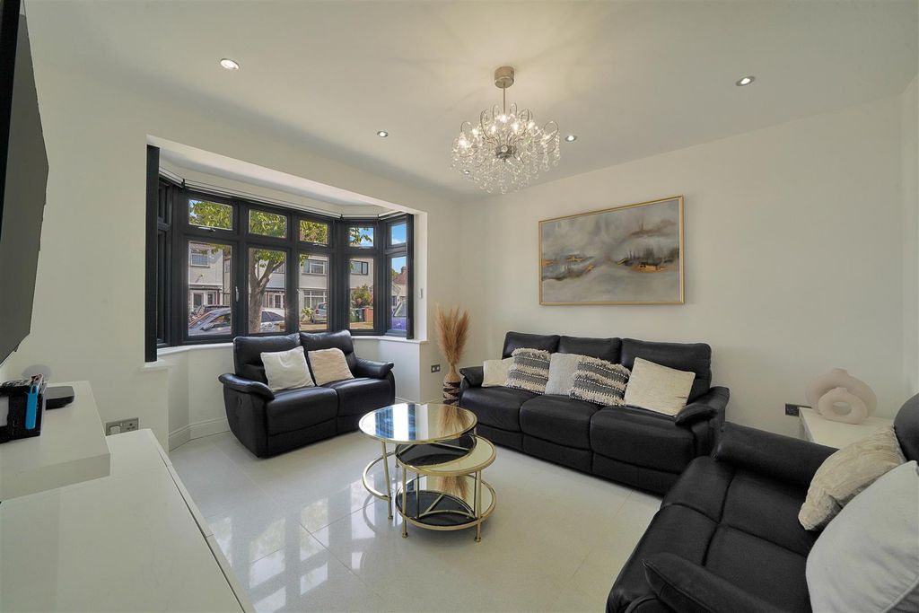 Property photo 3 of 13 188 Windermere Avenue - mXv32Rxyesb1Fj91Qg3J.Jpg