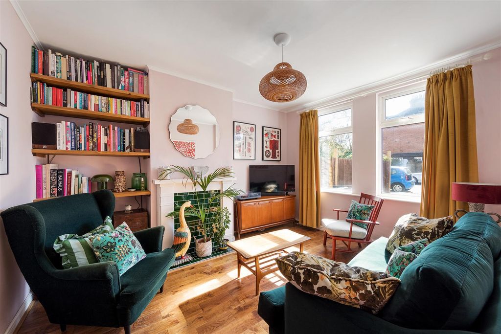 Property photo 2 of 36 Warner Road, E17