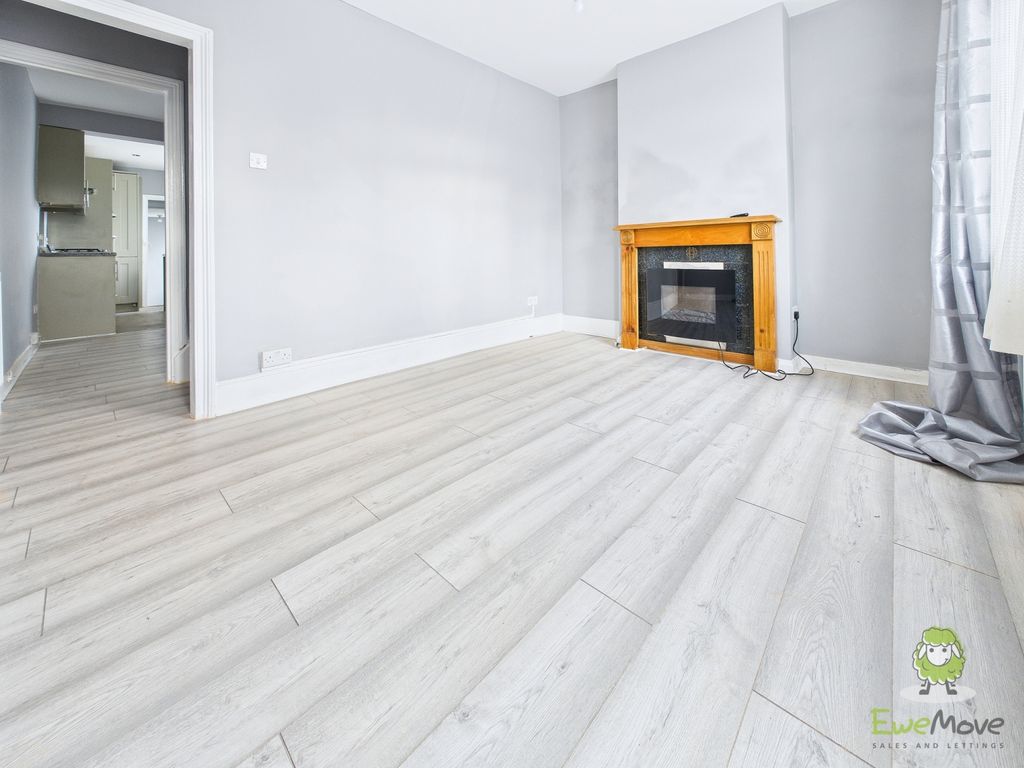 Property photo 3 of 14 Cam01543G0-Pr0172-Still012