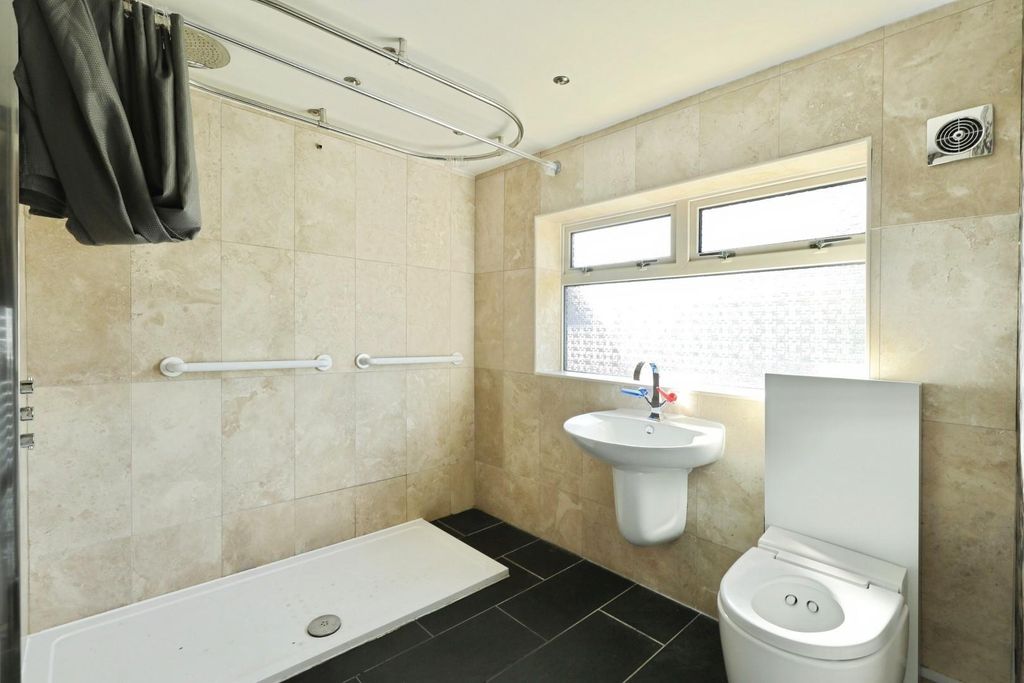 Property photo 3 of 20 Bathroom