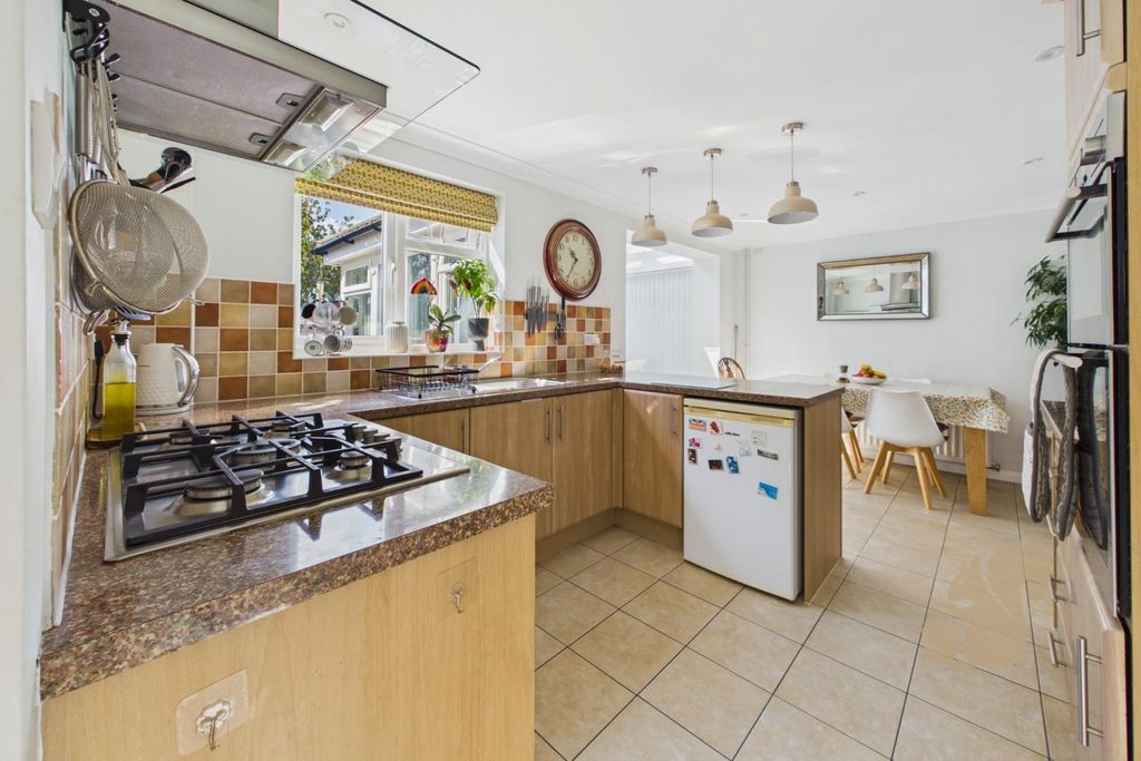 Property photo 3 of 18 Kitchen