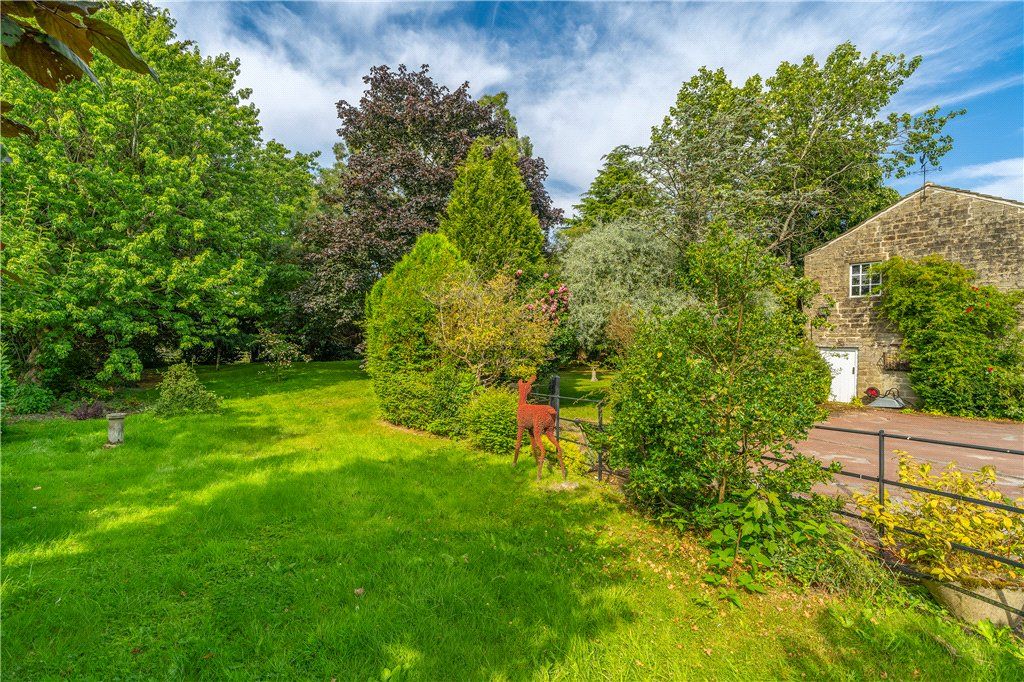 Property photo 2 of 30 Gardens And Garaging