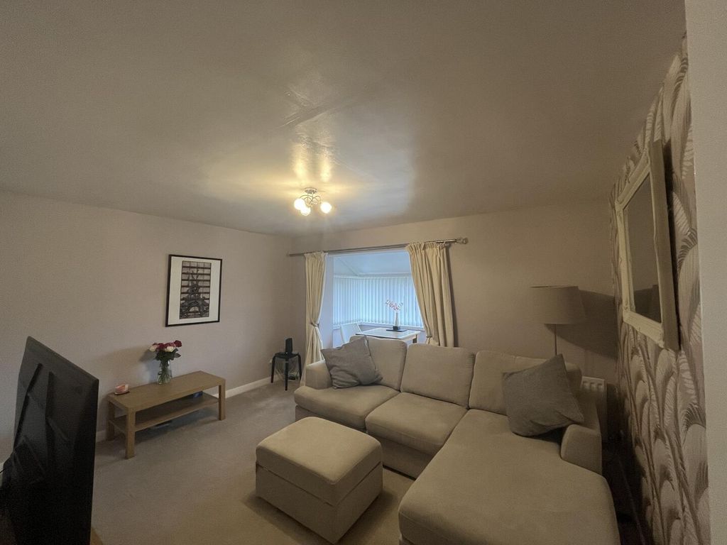 Property photo 3 of 11 Living Room