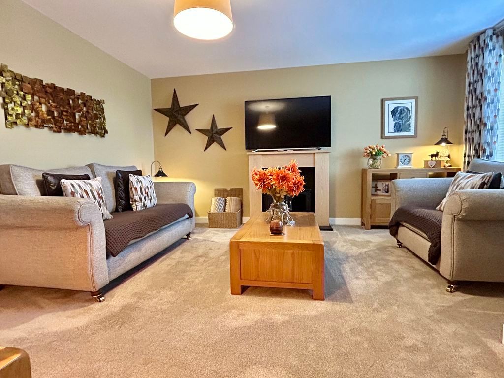 Property photo 2 of 16 Lounge