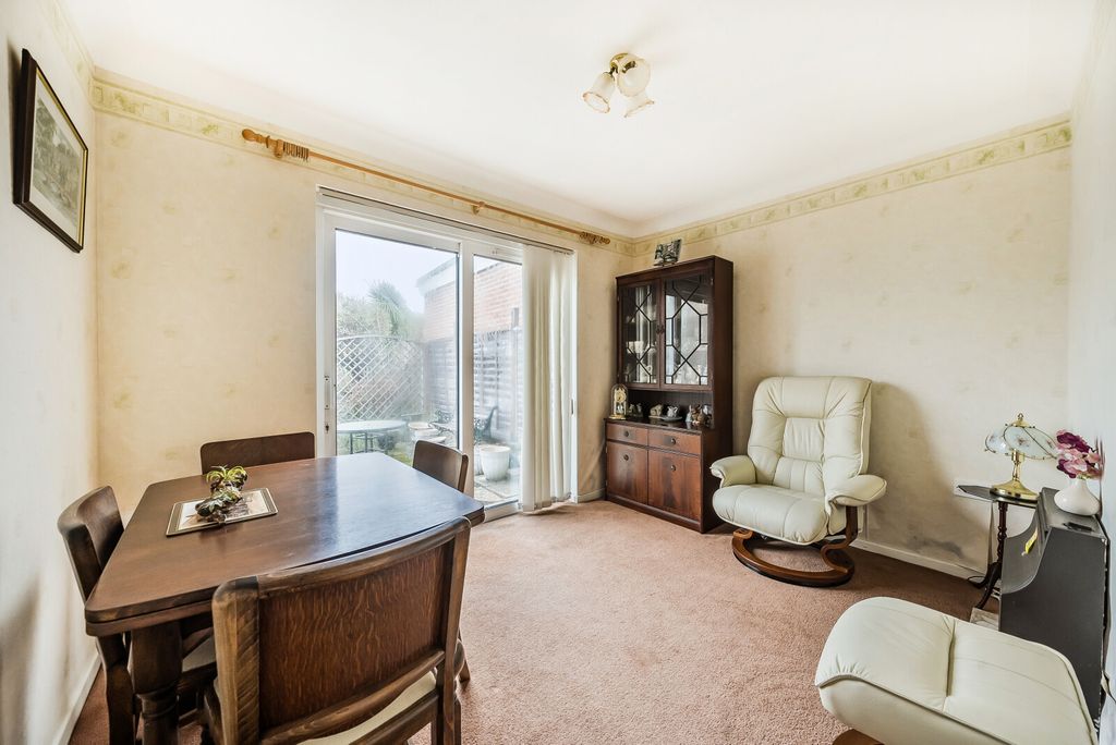 Property photo 3 of 23 1372930-3-690Cbcb...