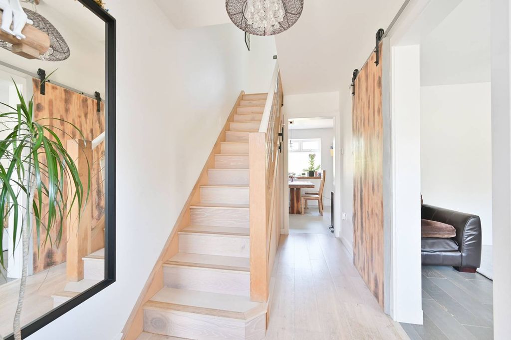 Property photo 2 of 23