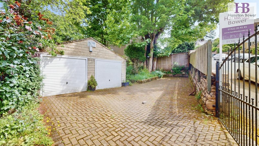 Property photo 2 of 29 Garage/Driveway