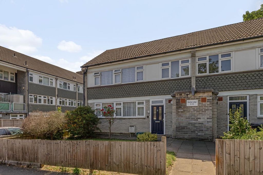 Property photo 2 of 10 9 Shirley Lodge, Se26 - 12.Jpg