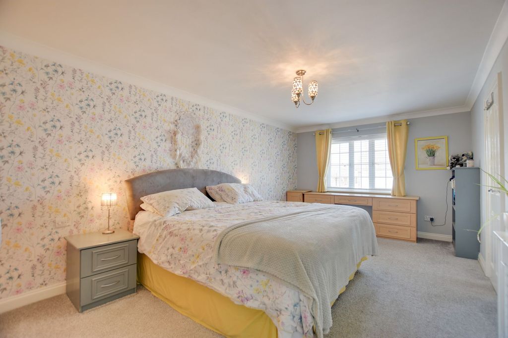 Property photo 3 of 34