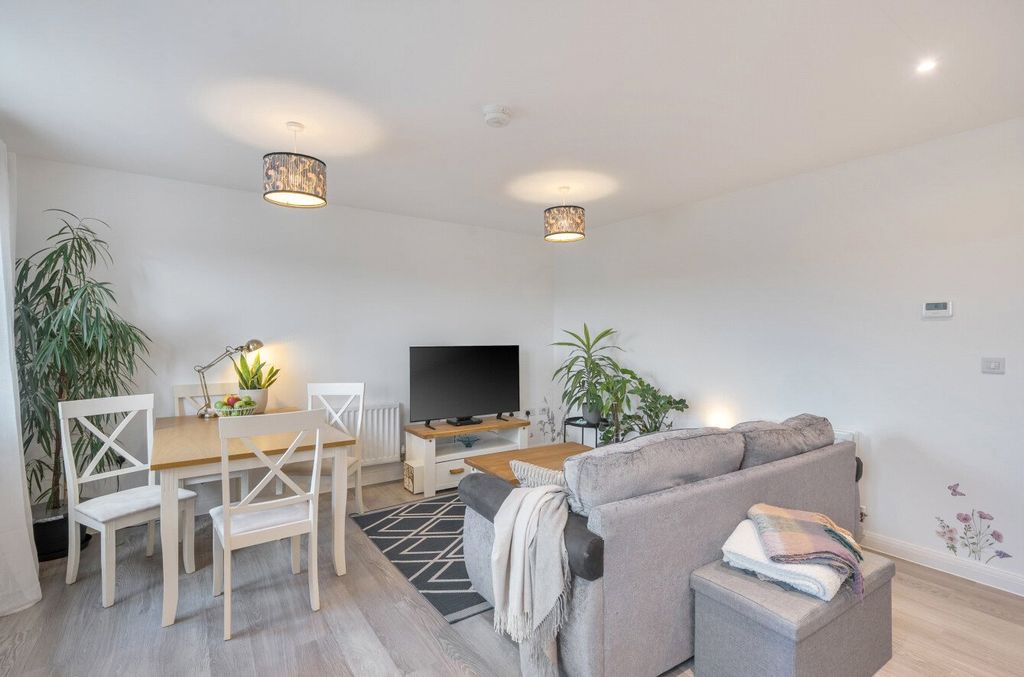 Property photo 3 of 10 1421124-8-69A1Cf9...