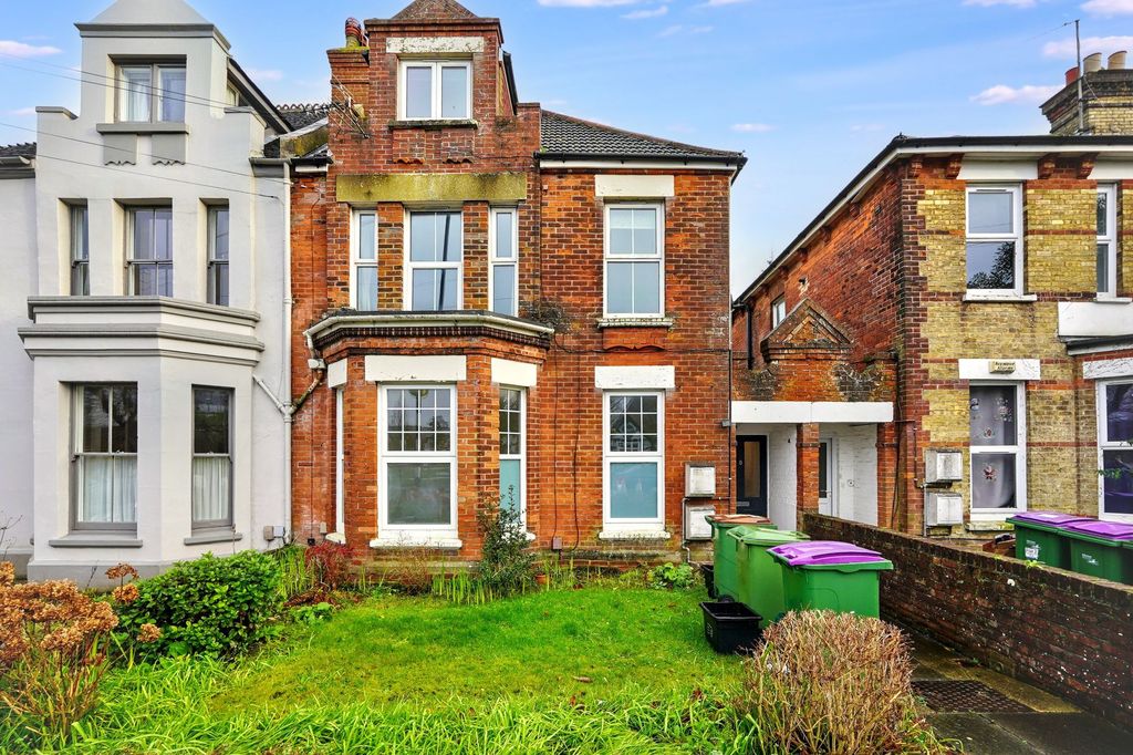 Property photo 1 of 17 Ground Floor Flat, 8 Radnor Park Road, Folkestone, Ct19 5Au