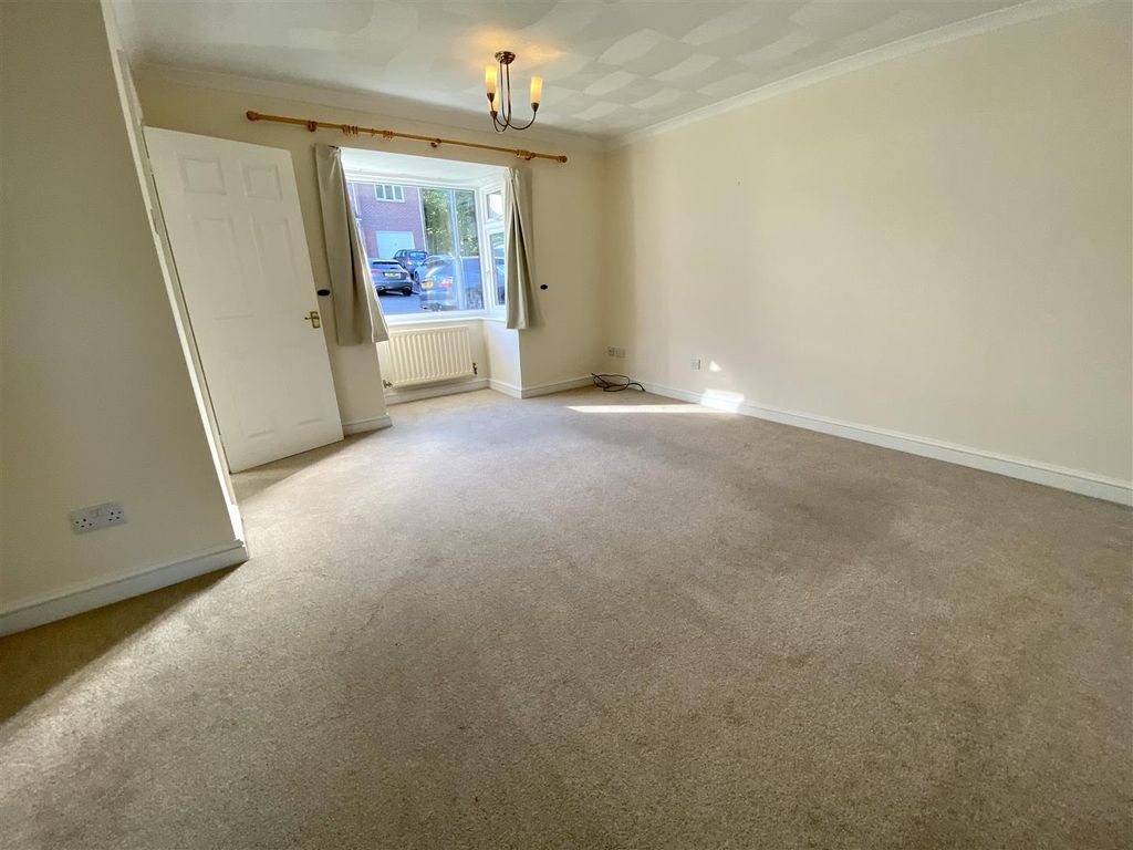 Property photo 3 of 19 Living Room