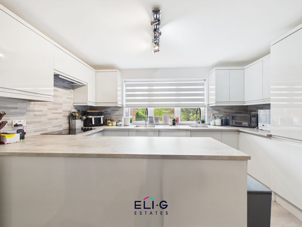 Property photo 1 of 12 Move-In Ready Two-Bedroom Flat Plus Home Office, With A Garage – Lakeside Lodge, Bridge Lane, Nw11