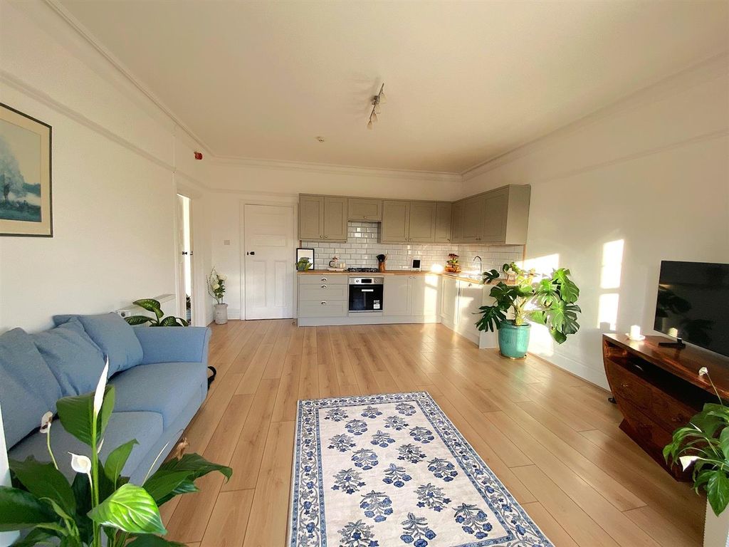 Property photo 2 of 16 69 De La Warr Rd - Lounge2.Jpg