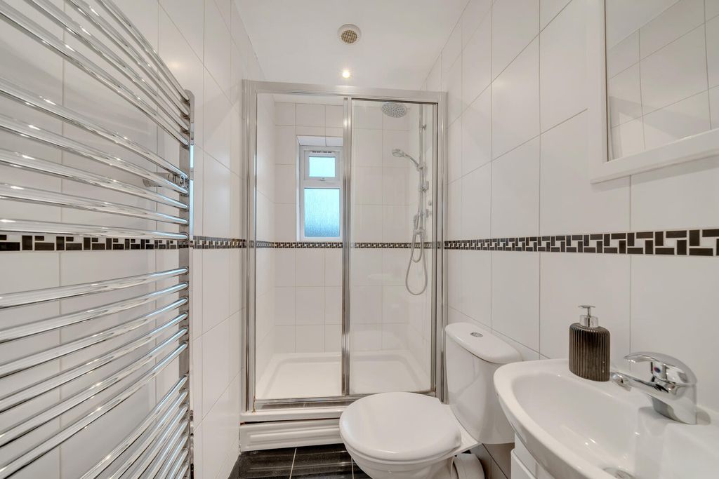 Property photo 3 of 17 Bathroom