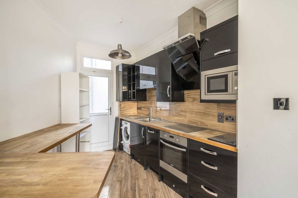 Property photo 3 of 6