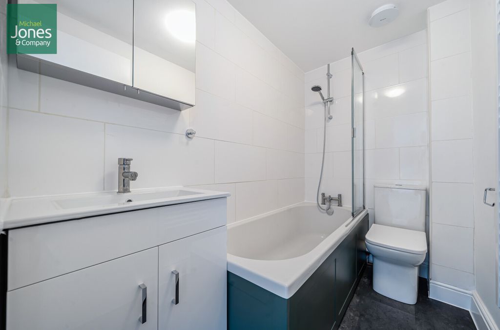 Property photo 2 of 7 Bathroom