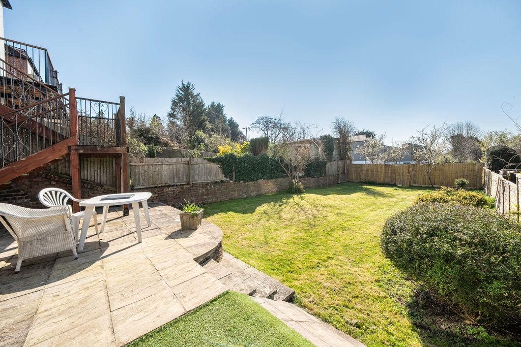 Property photo 2 of 18 Garden