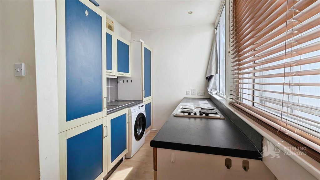 Property photo 3 of 10 Kitchen