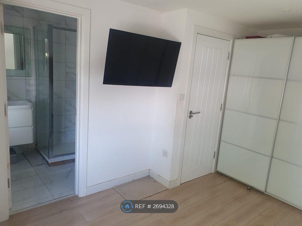 Property photo 2 of 19 Large Bedroom With A Modern Ensuite