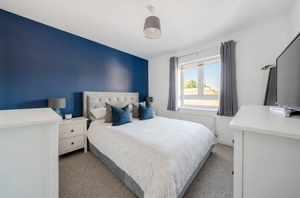 Property photo 1 of 11 1358569-1-68d276F...