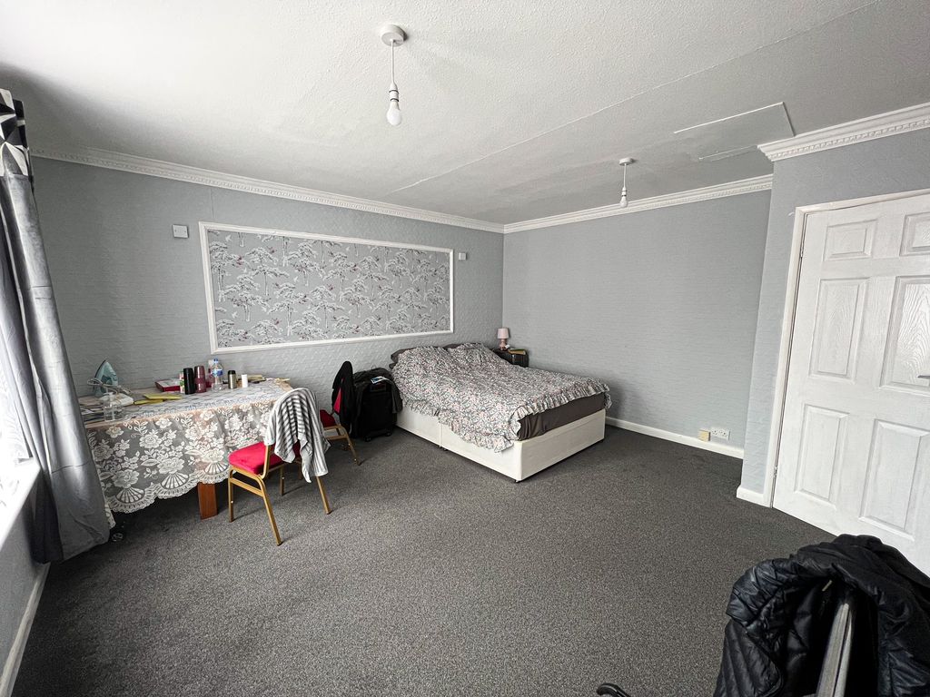 Property photo 3 of 11 Bedroom 1