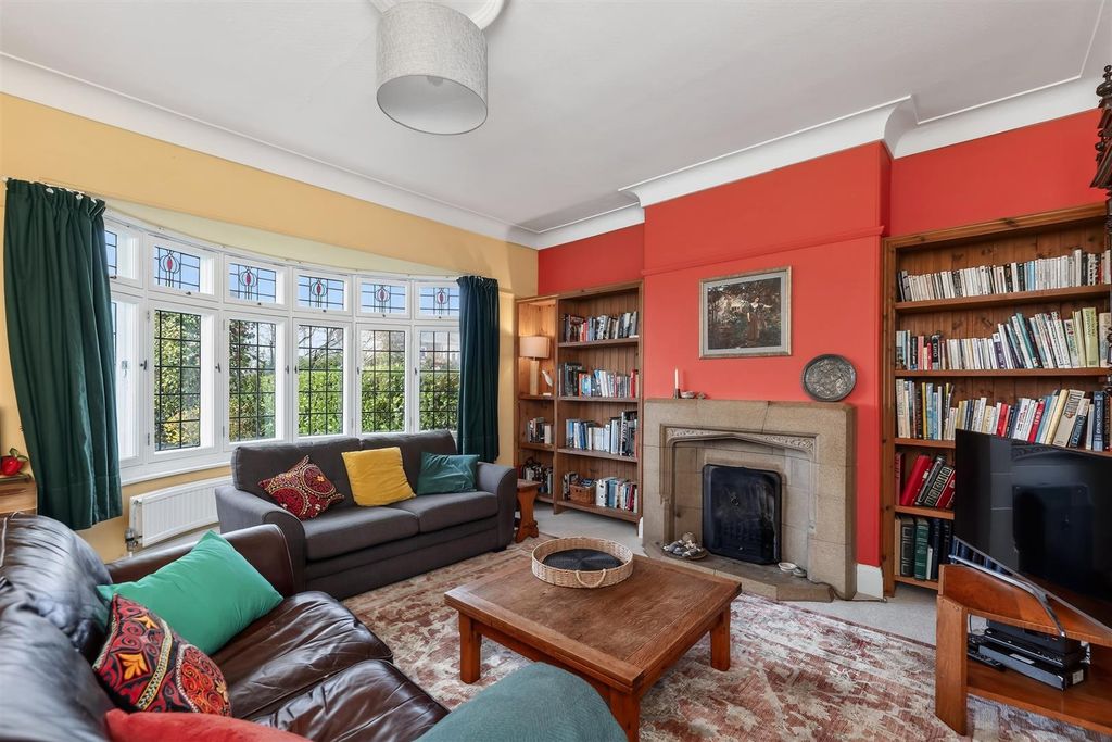 Property photo 3 of 34 Lounge