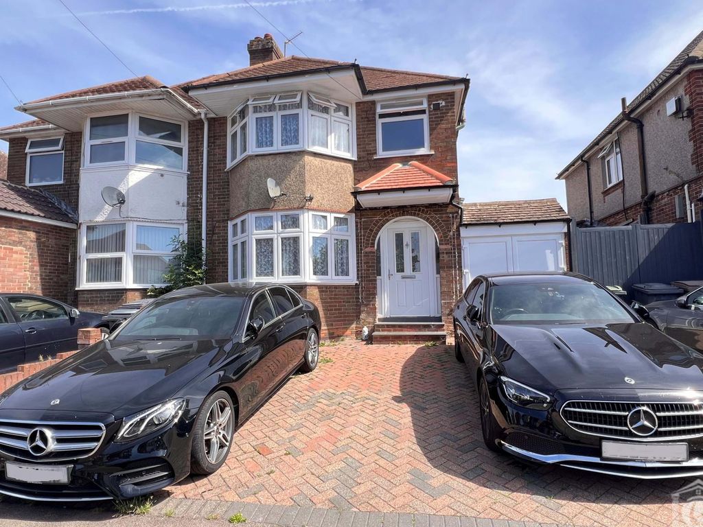 Property photo 1 of 27 3 Bed House For Sale, Lu2