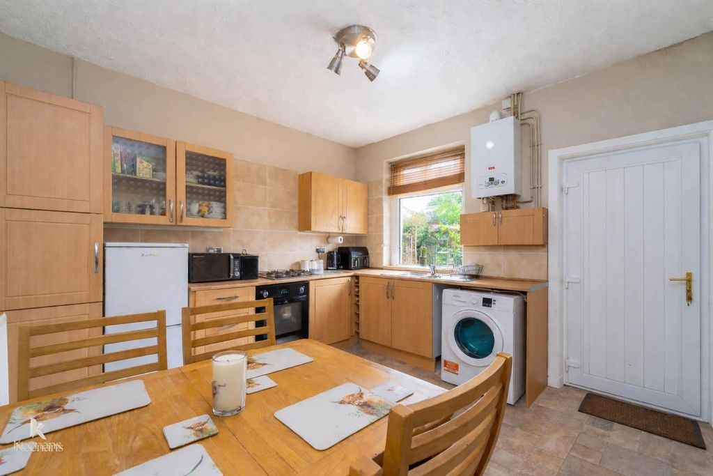 Property photo 3 of 16 Bright And Airy Modern Kitchen.Jpg