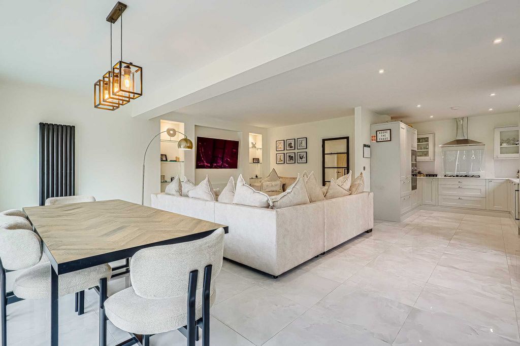 Property photo 3 of 33