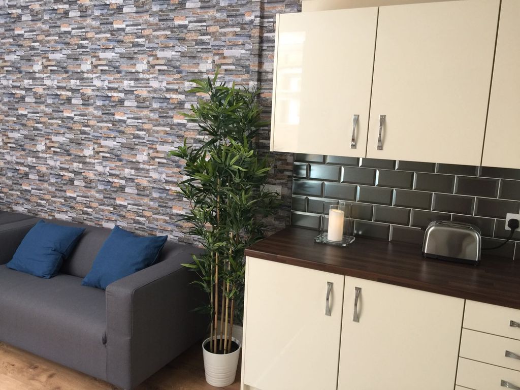 Property photo 2 of 12 Communal Space