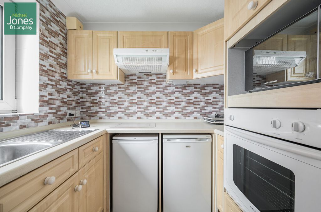 Property photo 2 of 19 9952F19d-47A3-4F6...