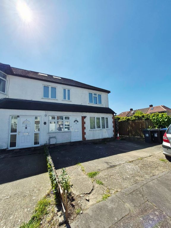 Property photo 1 of 18 A Well-Presented And Spacious Four Bedroom End Of Terrace Family Home.