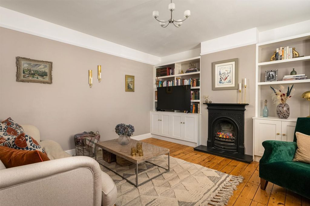 Property photo 3 of 18 Sitting Road