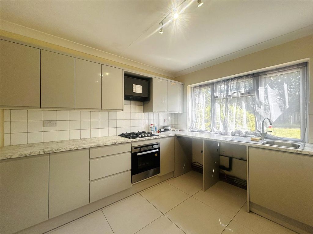 Property photo 3 of 12 Kitchen