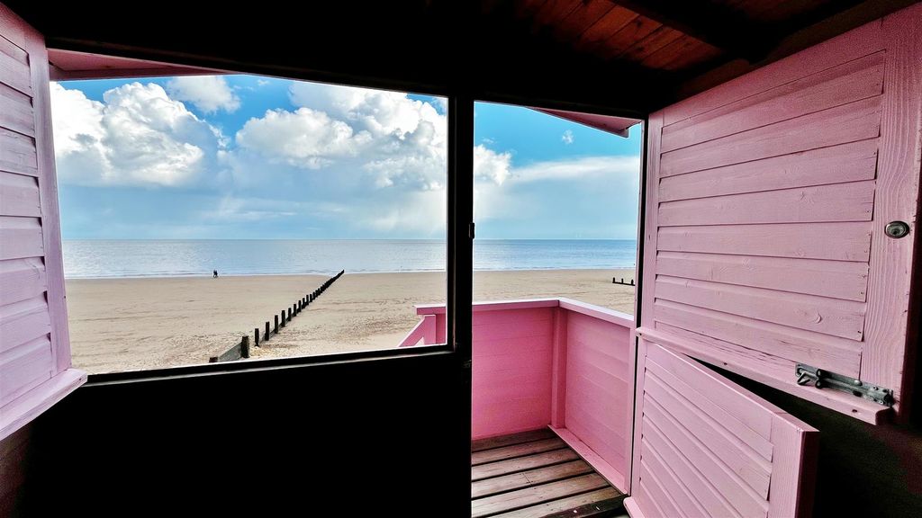 Property photo 3 of 8 Beach Hut