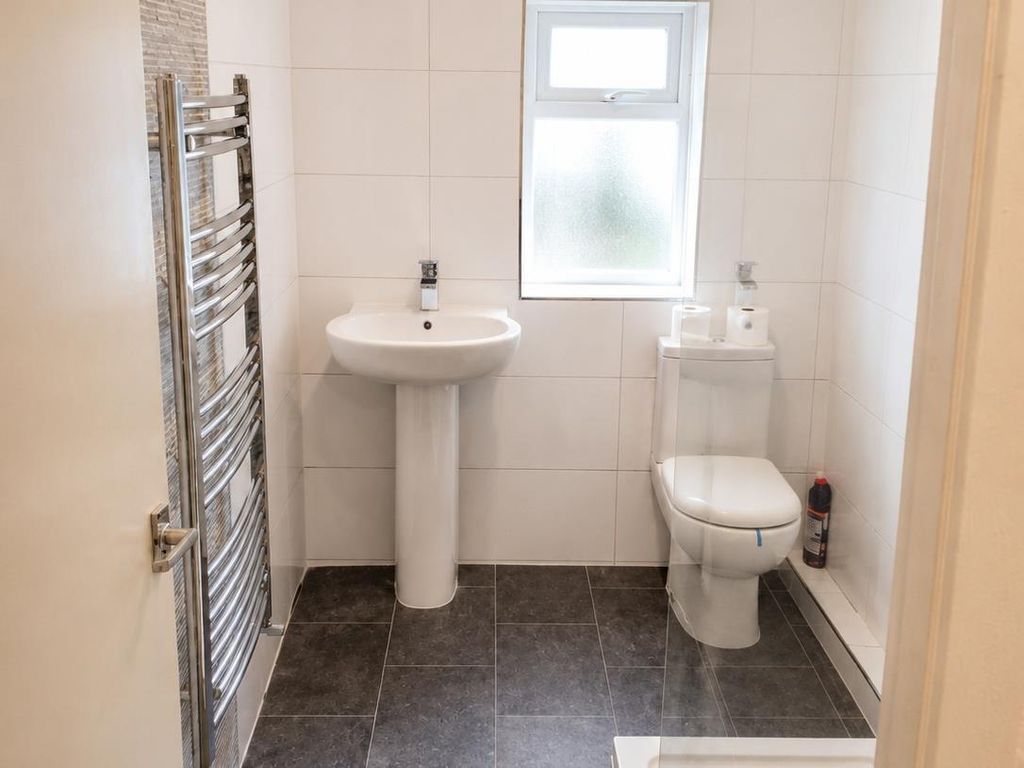Property photo 1 of 4 03_Bathroom_Horizontal.Jpg