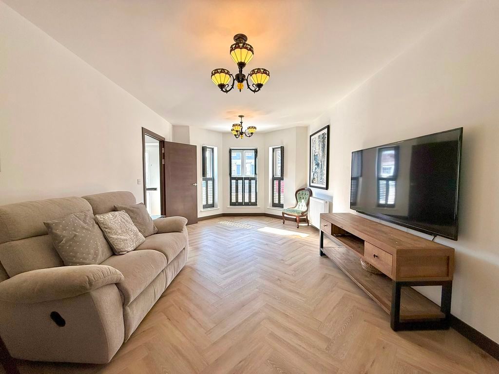 Property photo 3 of 29 Lounge