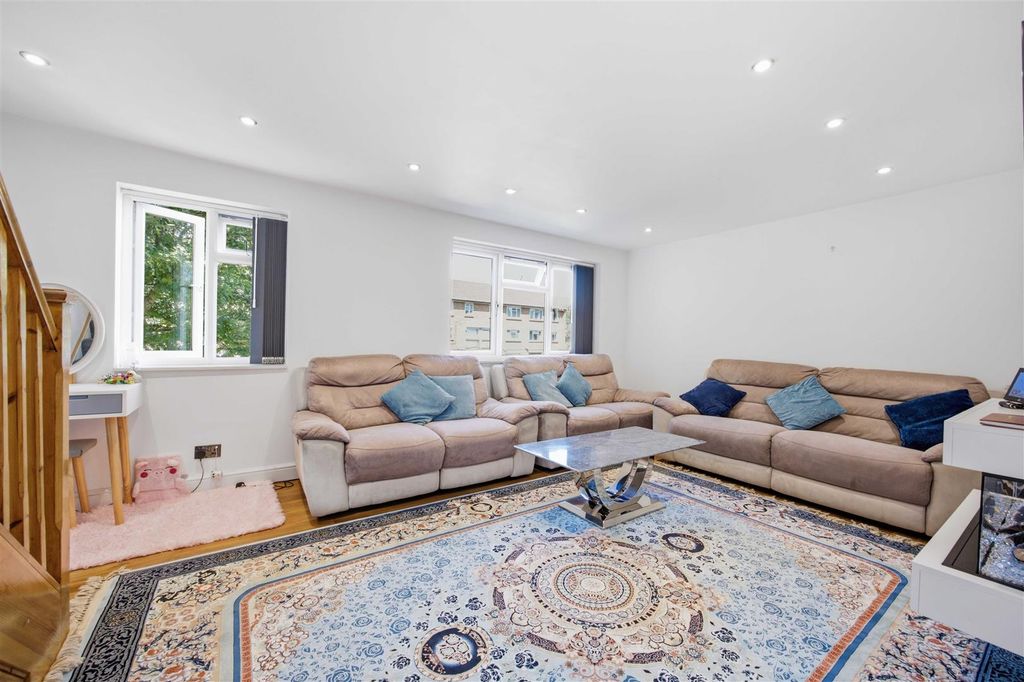 Property photo 1 of 18 Living Room