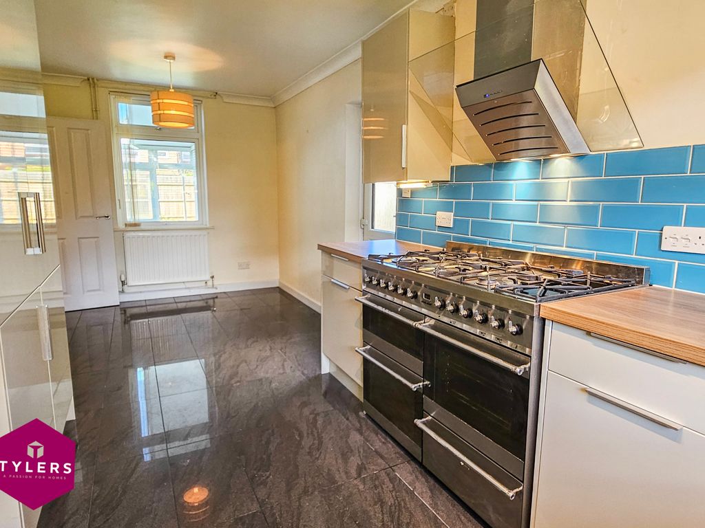 Property photo 3 of 12 Kitchen