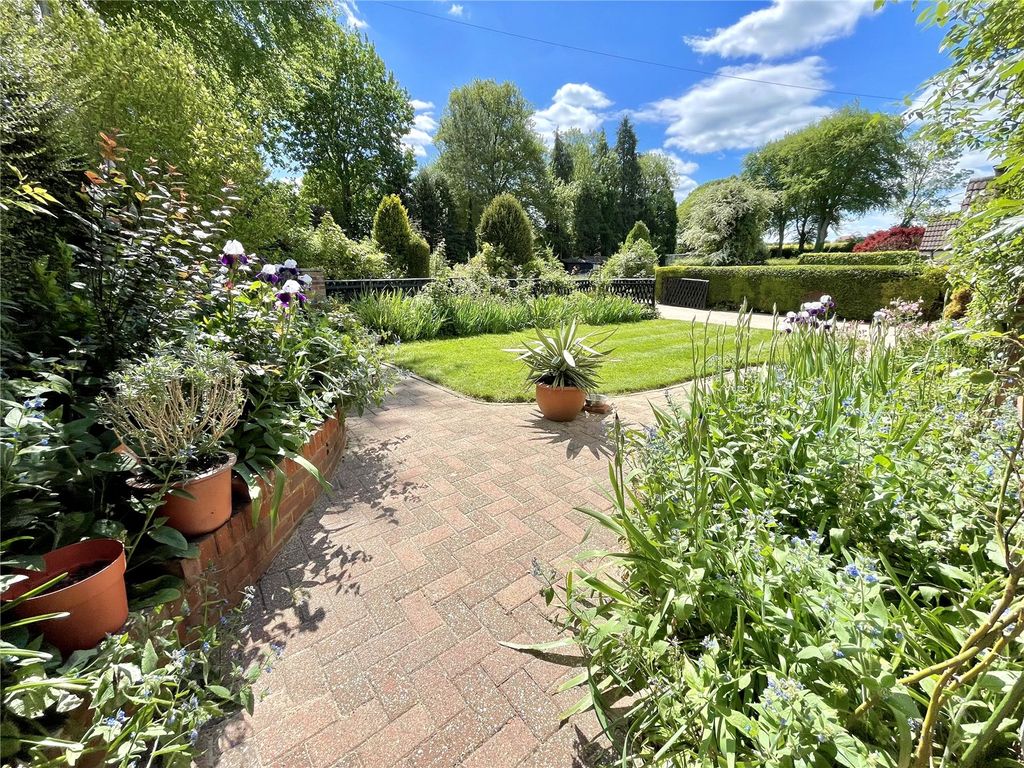 Property photo 2 of 25 Front Garden