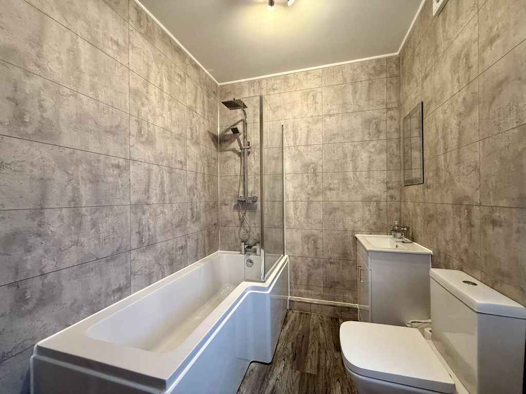 Property photo 2 of 21 Bathroom