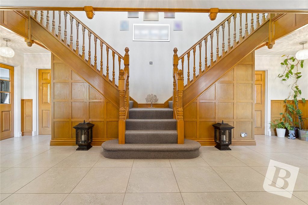 Property photo 3 of 31 Entrance Hall