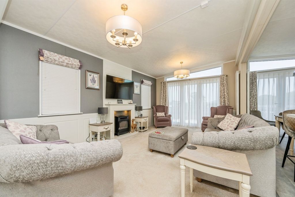 Property photo 2 of 31