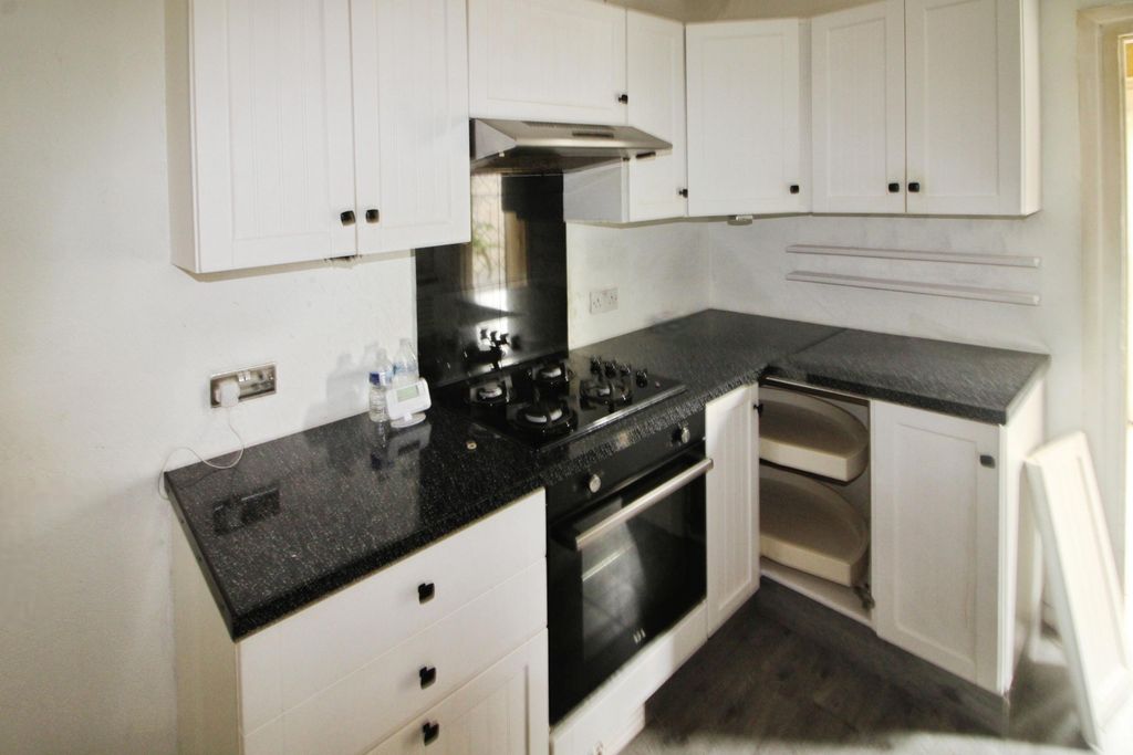 Property photo 3 of 16 Kitchen