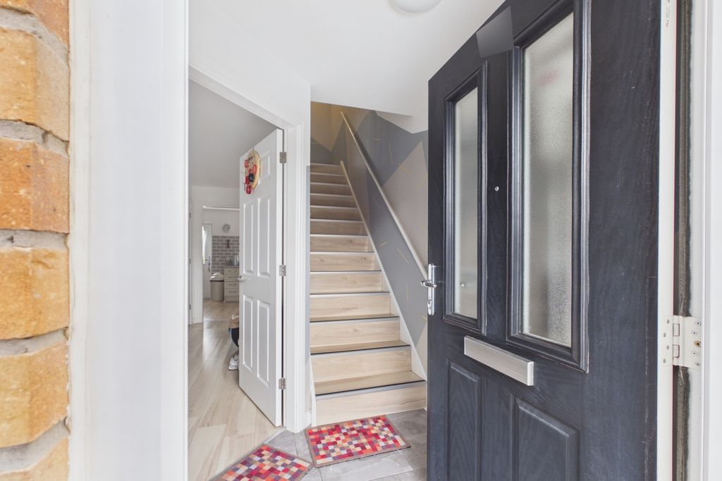 Property photo 2 of 14 Ewemove - Spalding - Mclaren Gardens - Hallway