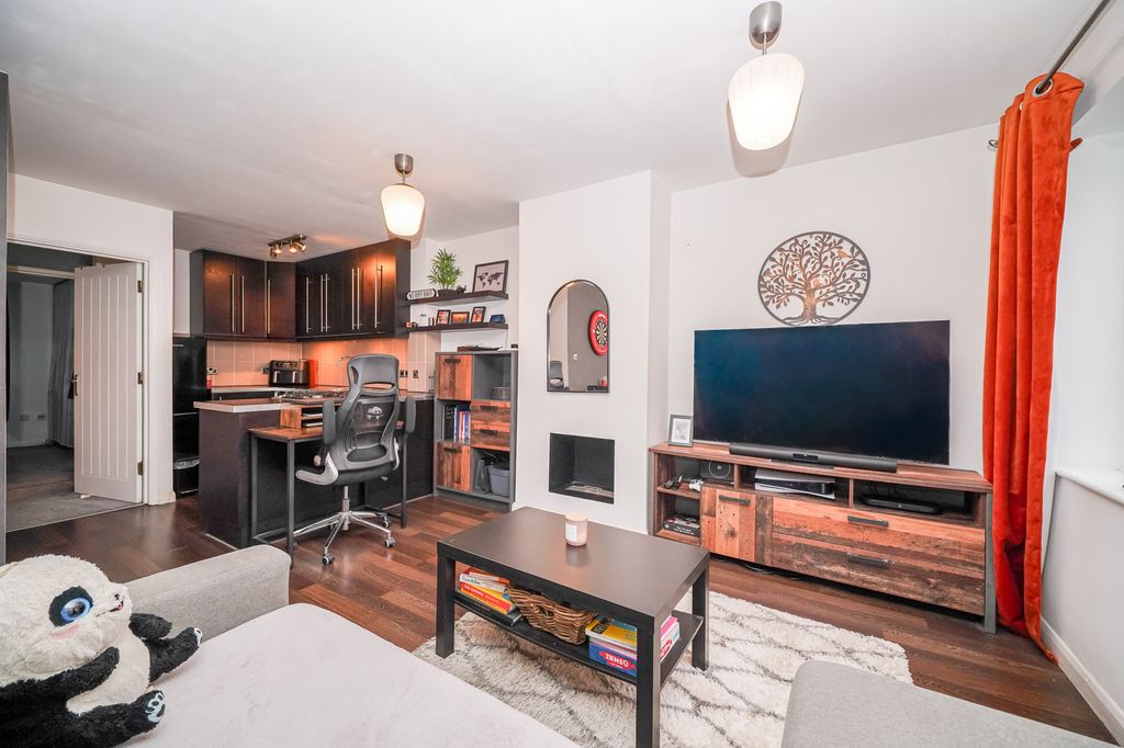 Property photo 2 of 8 4-Rutland-Gardens-1009